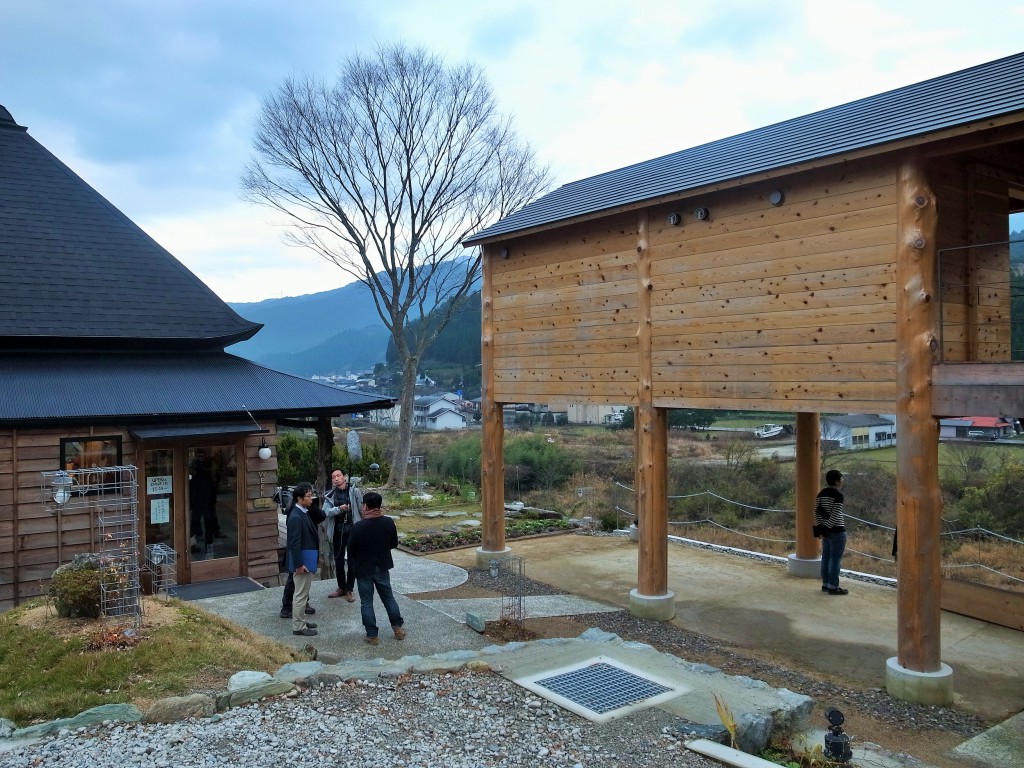図１４：神山町の宿泊施設ウィークとセンターハウス。隣接してインキュベーションセンターがあり新しいビジネスのスタートアップを模索している。