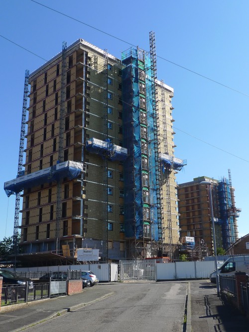 ニューイズリントン団地： 既存の高層棟の改装途中の様子（2014年撮影）リノベーションによって最新の建築基準に適合した住棟へと作り替えられている。（筆者撮影）