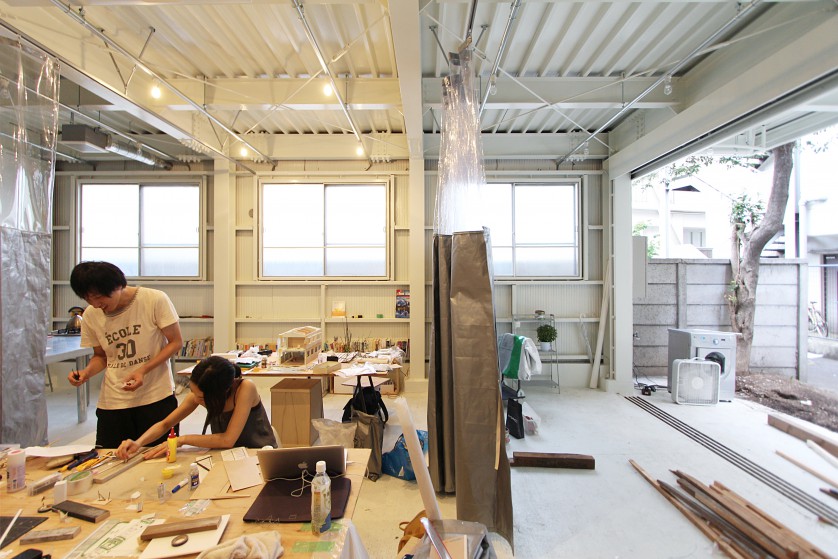 ©Yasuaki Morinaka １階リビングでの模型作り。カーテンにより、部屋を分割できる