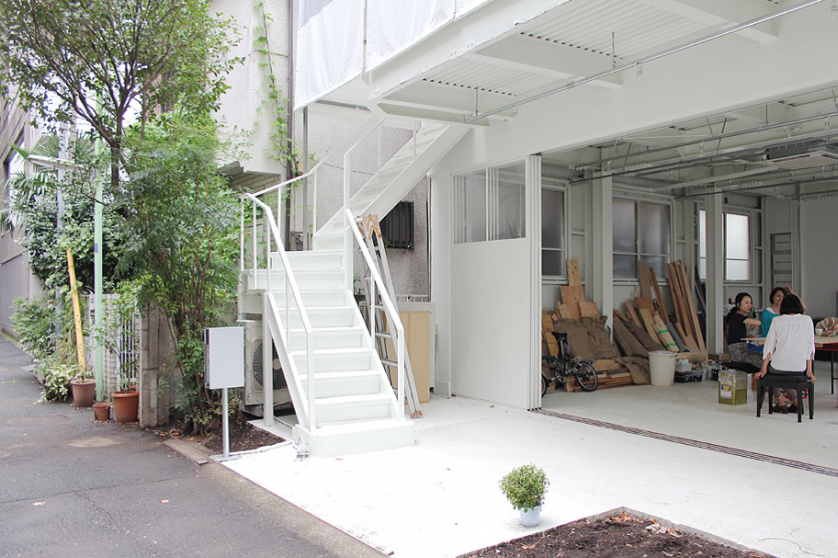 ©Yasuaki Morinaka １階リビングと２階個室群を繋ぐ外部階段。前庭を介することで生活が外へ自然と滲み出して行く
