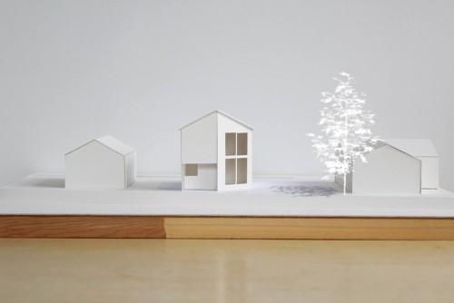 東松山の家 / 長谷川欣則 6つの正方形からなるシンプルな平面を持つ住宅。 ひとつの正方形を斜めにカットし、空間の軸とは違う方向から大きな光の塊を取り込むことで、均質な構成を柔らかく満たす光となる家を計画した。 (2016年完成予定)